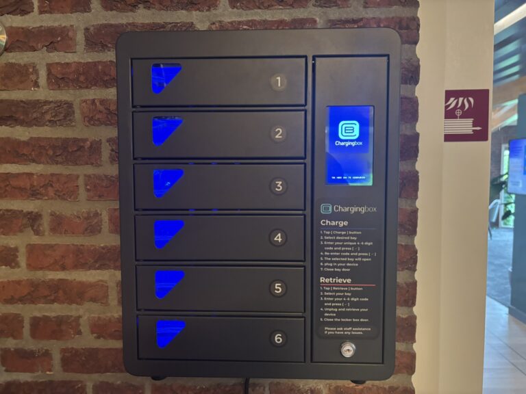 Telefoon opladen in het clubhuis