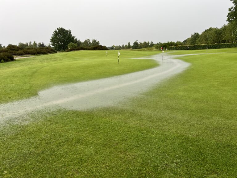 Tijdelijk water op de green: een zeldzaam gezicht in Heelsum
