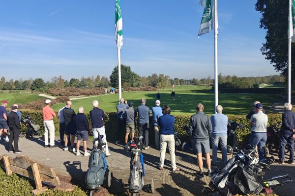Onder grote publieke belangstelling werd de finale van de puttingwedstrijd gespeeld