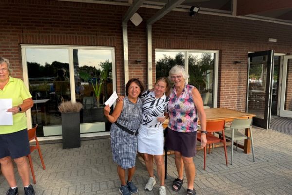 MB3: vlnr. Ingrid van den Berg, Betty van der Weijden en Elly de Regt